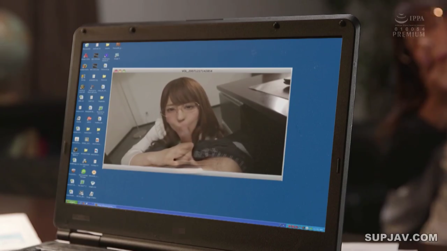 办公室 · 专注 · 白色上衣 · 笔记本电脑 · 屏幕画面 · 口交 · 屏幕画面特写