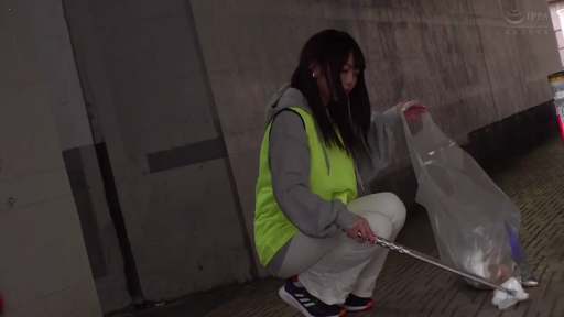 蹲姿 · 平静 · 远景 · 街道 · 卫衣 · 黑长直 · 捡垃圾 · 垃圾夹