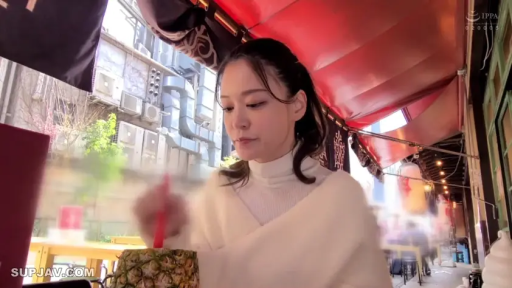 坐姿 · 专注 · 中景 · 日常 · 白色高领毛衣 · 户外餐厅 · 搅拌菠萝饮品 · 菠萝杯