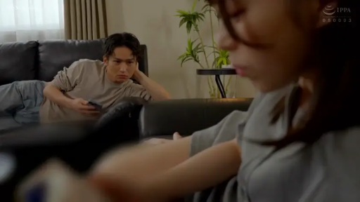 严肃 · 沙发 · 客厅 · 剧情 · 休闲服 · 侧卧 · 玩手机