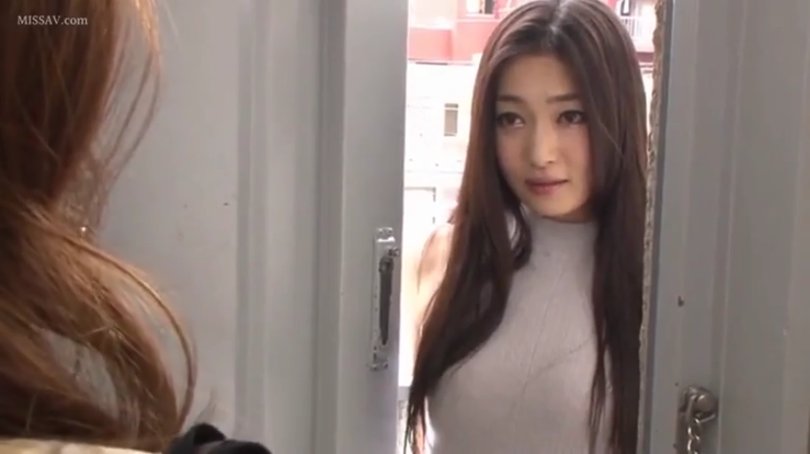 凝视 · 室内门口 · 白色无袖高领上衣 · 女性面部特写 · 自然光照明