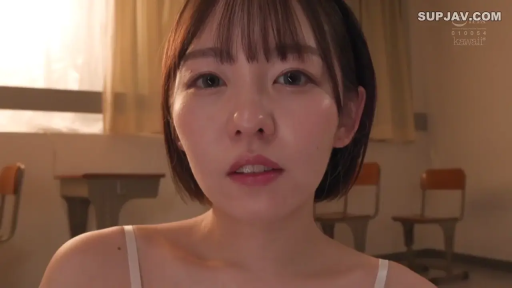 教室 · 肩部特写 · 嘴唇微张 · 白色细肩带吊带衫