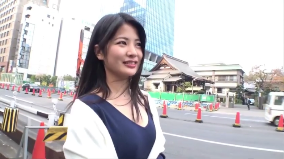 温柔 · 人物半身特写 · 深蓝色V领上衣 · 马路 · 室外自然光