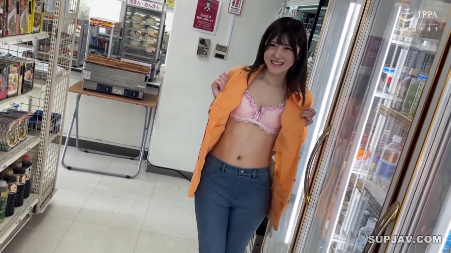 害羞 · 上半身特写 · 便利店 · 紧身牛仔裤