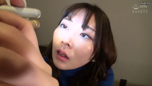 室内 · 凝视 · 道具特写 · 按摩棒 · 蓝色高领毛衣