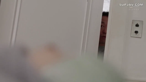 窥视 · 灰色上衣 · 室内走廊 · 门缝视角 · 男人眼睛局部