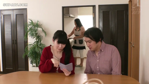 坐姿 · 中景 · 自然 · 客厅 · 休闲装 · 居家 · 看手机 · 手机