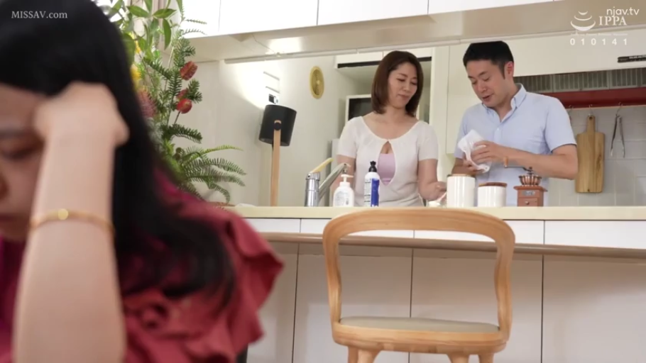自然交流 · 家庭内 · 浅色T恤 · 背景男女互动特写 · 磨豆机
