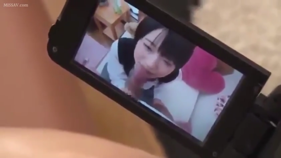 室内 · 顺从 · 口交特写 · 校服风格上衣 · 手持摄影机 · 口交 · 画面内有画面