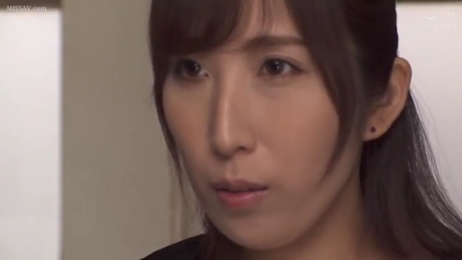 室内 · 严肃 · 脸部特写 · 凝视 · 长发 · 正面 · 黑色上衣