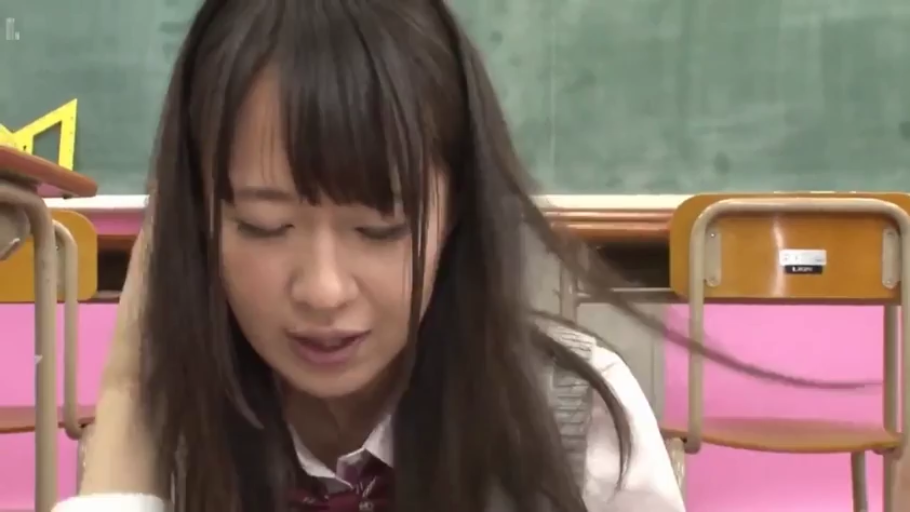 教室 · 恥ずかしがり屋 · 顔のクローズアップ · ネクタイ