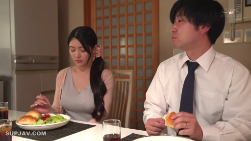 餐厅 · 专注用餐 · 餐巾 · 两人面部特写 · 男子穿白色长袖衬衫系深色领带