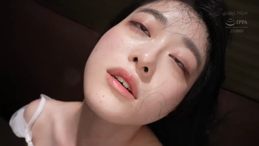 室内 · 脸部特写 · 神魂颠倒 · 白色细肩带内衣 · 脸上有汗水
