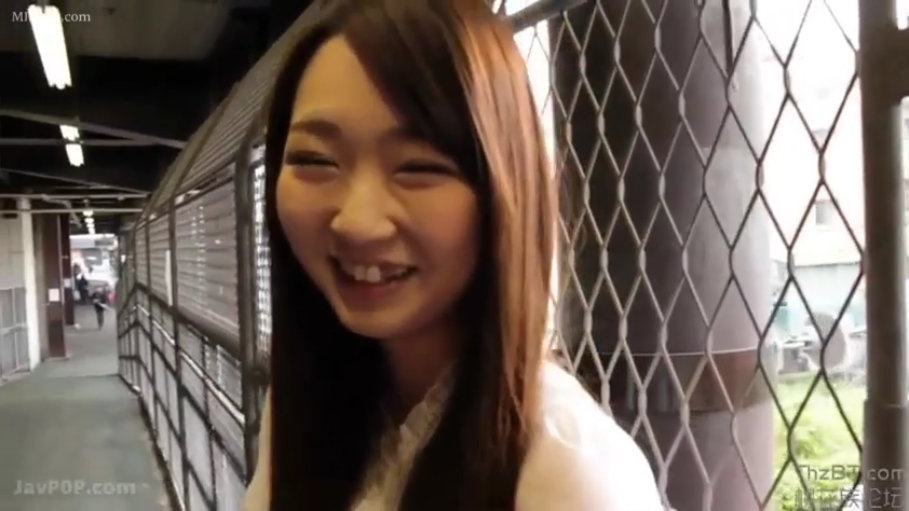 脸部特写 · 站立 · 微笑 · 面对镜头 · 白色上衣 · 长发 · 户外走廊