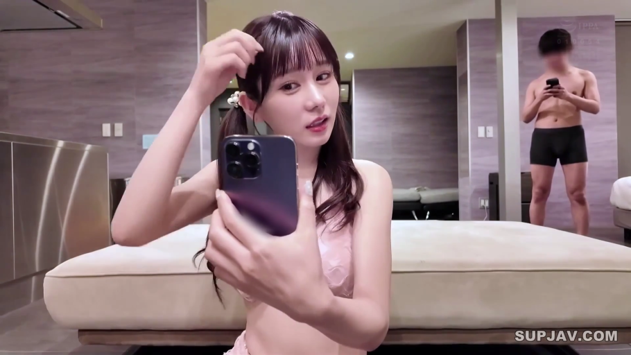 手机屏幕反射 · 微张嘴 · 酒店房间 · 智能手机 · 粉色系内衣或睡衣 · 背景模糊处理