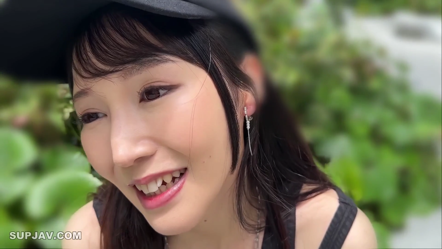微笑 · 面部特写 · 绿植背景 · 黑色无袖上衣 · 黑色棒球帽