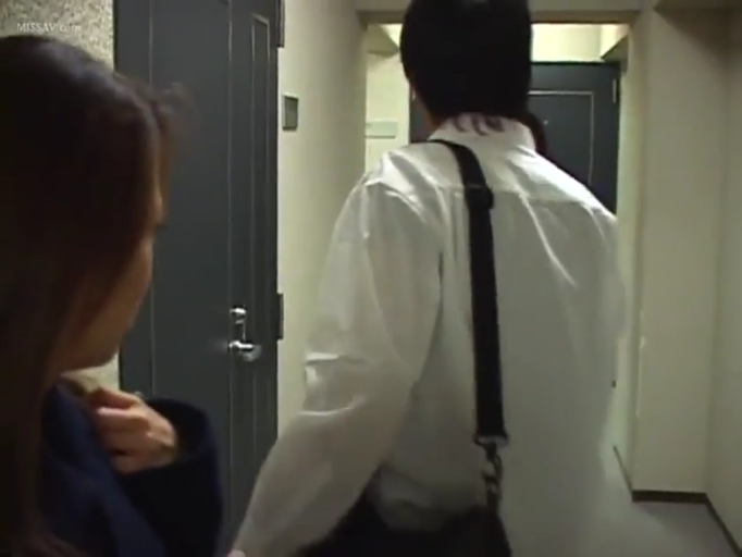 自然 · 室内走廊 · 女士深色外套 · 男士单肩包