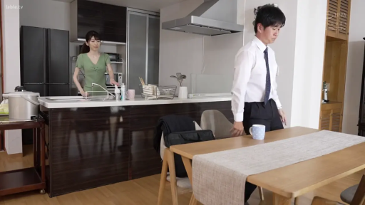 室内 · 站立 · 全景 · 平静 · シャツ · 对视 · キッチン · 杯子