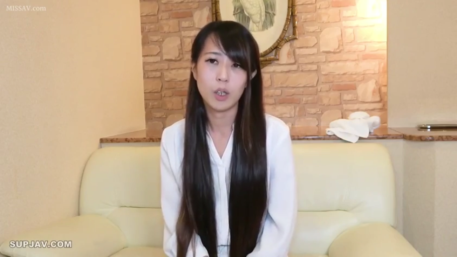 房间 · 说话中 · 上半身特写 · 白色长袖衬衫