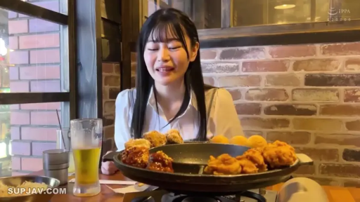食物特写 · 说话 · 白色衬衫 · 餐厅 · 铁盘 · 桌上有啤酒和炸鸡