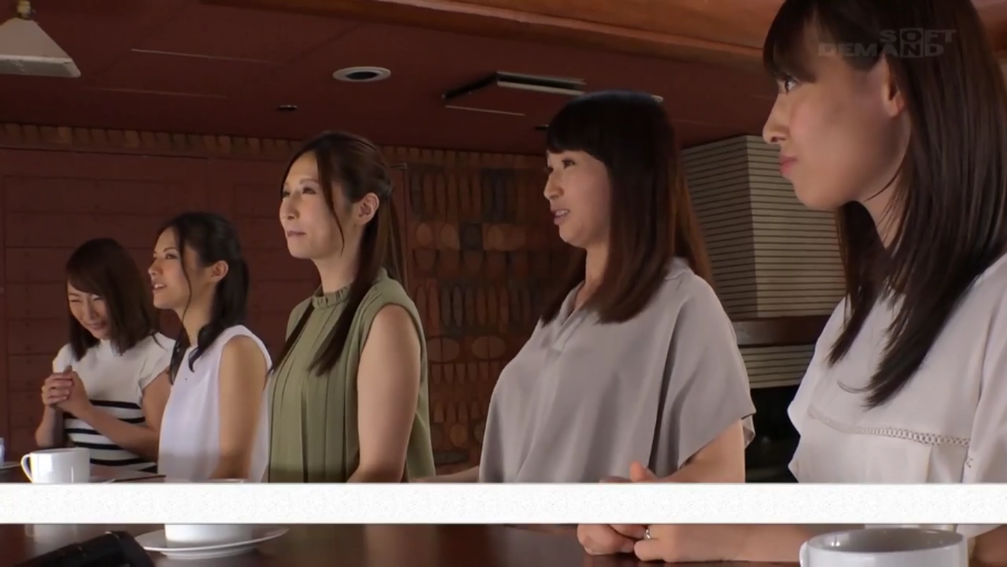 休息区 · 交谈 · 浅色系衬衫 · 杯子 · 日常服装