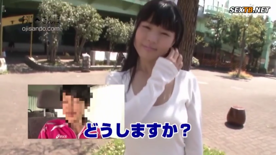 微笑 · 户外公园 · 人物面部特写 · 白色长袖上衣 · 字幕框 · 画中画视频特效