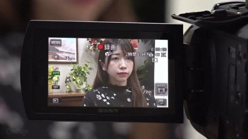 室内 · 专注 · 摄像机 · 女子面部特写 · 深色印花上衣 · 显示屏有录制状态标志