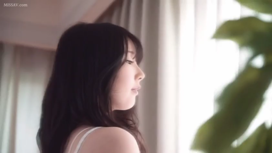 室内 · 平静 · 凝视 · 窗帘 · 长发 · 白色吊带 · 侧脸特写 · 侧立