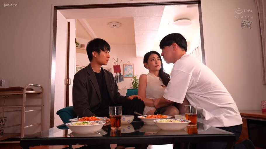 客厅 · 靠近 · 担忧 · 休闲西装 · 中景 · 聚餐