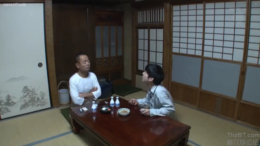 交谈中 · 清酒瓶 · 浅色休闲衬衫 · 日式榻榻米房间 · 中景镜头 · 民居室内