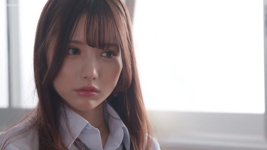 教室 · 眼睛特写 · 迷茫 · 白色学生制服衬衫