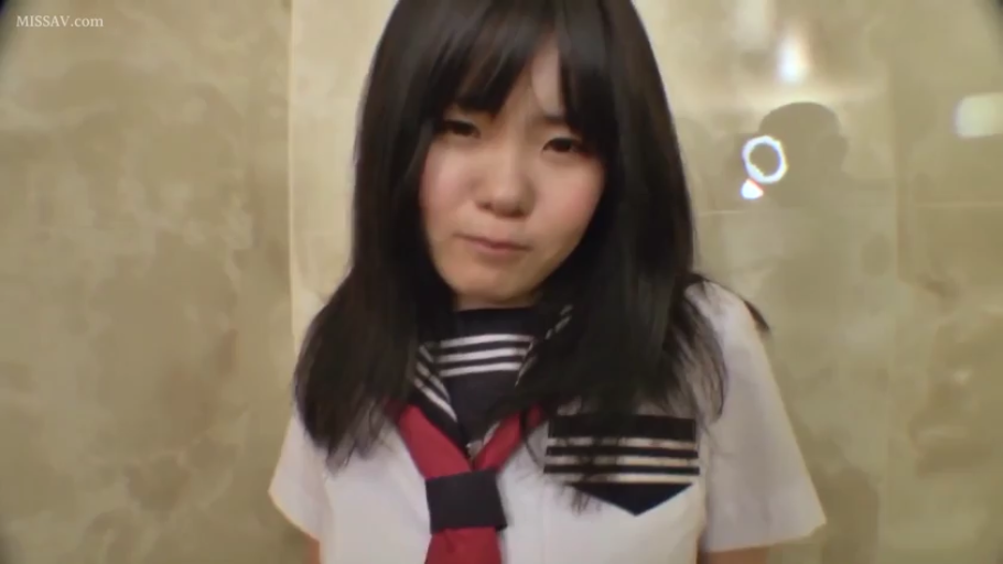 室内 · 上半身特写 · 微皱眉 · 短袖水手服
