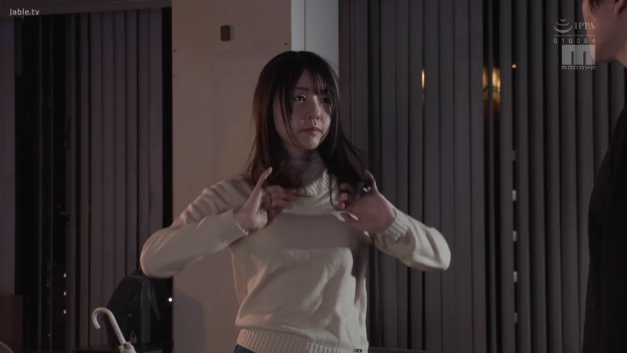 室内 · 中景 · 站姿 · 高领毛衣 · 哀怨 · 暗光 · 雨伞 · 整理衣服