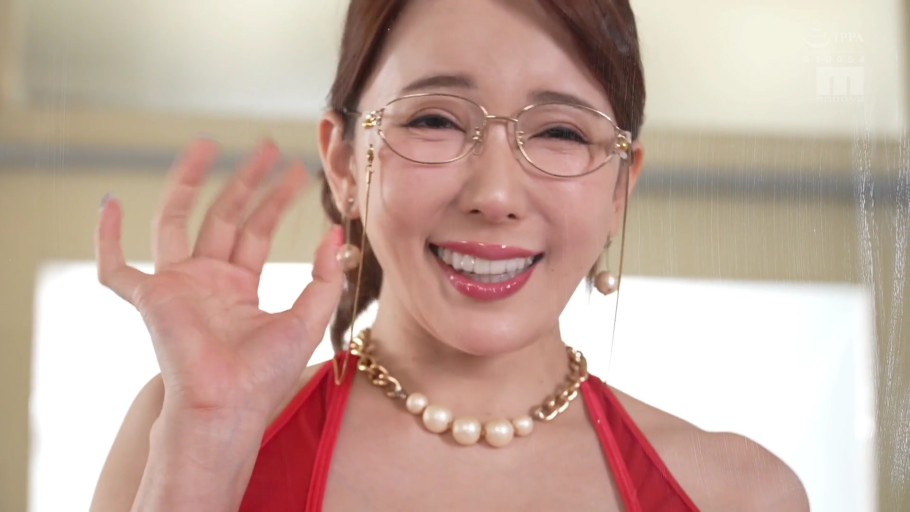 室内 · 顔部のクローズアップ · 热情 · 金丝边眼镜 · 光线明亮 · 红色挂脖式服装