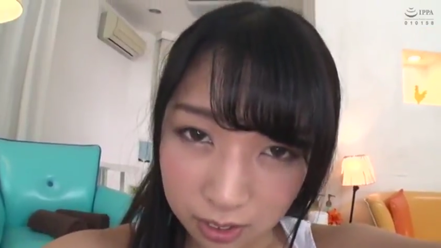 室内 · 脸部特写 · 白色背心