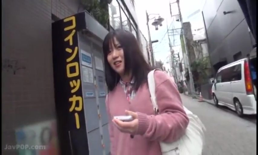 面部特写 · 手机 · 存物柜旁 · 格子衬衫领口 · 面对镜头神情自然 · 白日室外