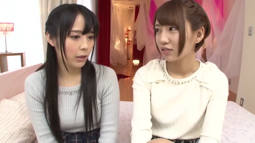 坐姿 · 交谈 · 卧室 · 中景 · 床 · 认真 · 休闲服 · 两个女人