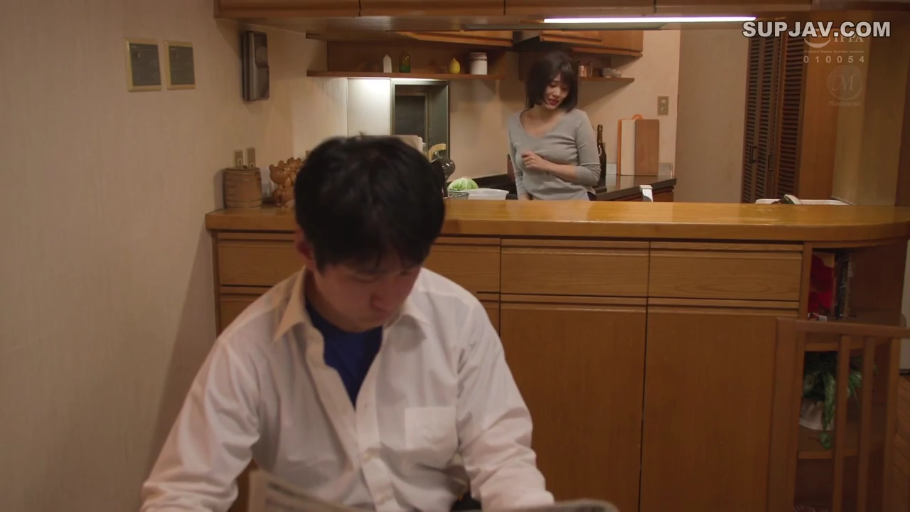 坐姿 · 中景 · 自然 · 休闲服 · 厨房 · 熟女 · 看报纸 · 报纸