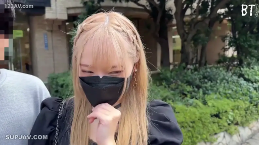 站立 · 羞涩 · 捂脸 · 金发 · 头部特写 · 口罩 · 户外街道 · 黑色泡泡袖上衣