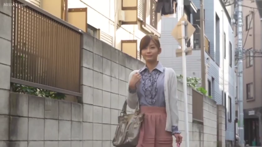 中景 · 微笑 · 开衫 · 手提包 · 街道 · 行走 · 走路