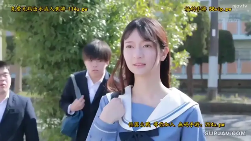 中景 · 微笑 · 行走 · 户外 · 水手服 · 亚洲人 · 单肩包 · 走动