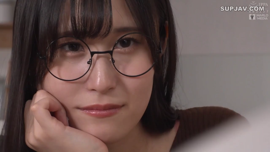 室内 · 微笑 · 面部特写 · 注视 · 托腮 · 棕色针织衫 · 黑发 · 圆框眼镜