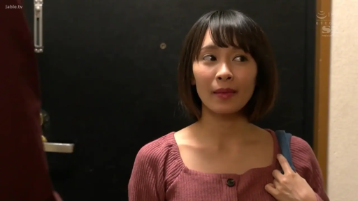 脸部特写 · 站姿 · 微笑 · 注视 · 短发 · 玄关 · 粉色针织衫 · 单肩包