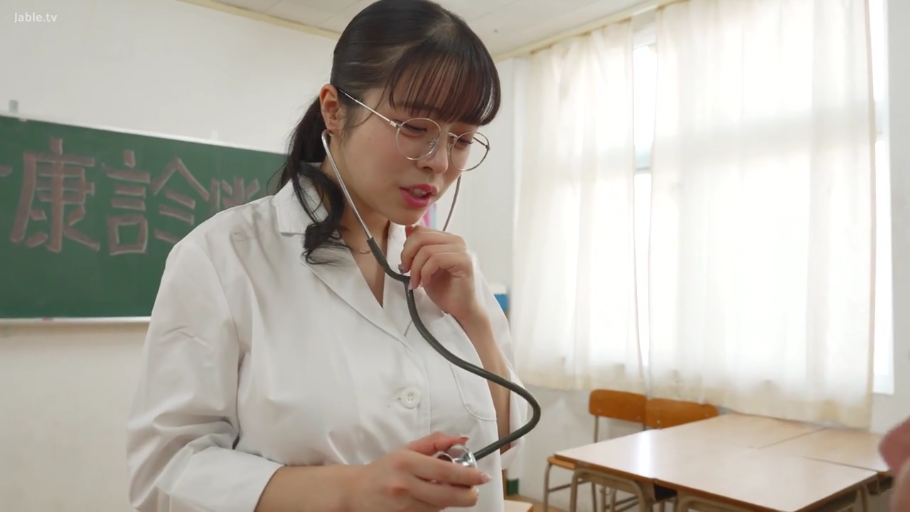 教室 · 听诊器 · 职业感 · 上半身特写 · 白色医生长袍