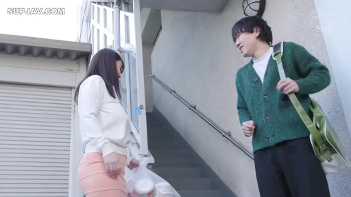 交谈 · 站立 · 全景 · 微笑 · 紧身裙 · 购物袋 · 住宅楼梯