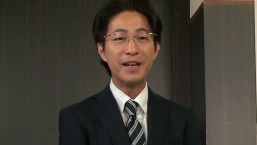 室内 · 交谈 · 眼镜 · 面部特写 · 深色条纹西装