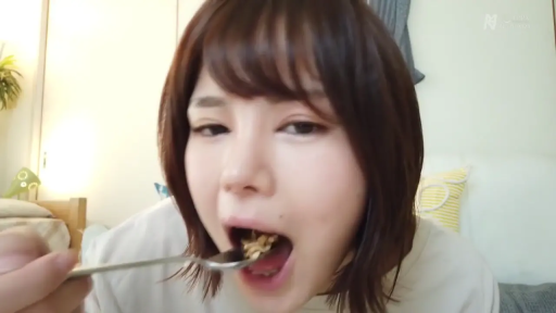进食中 · 脸部特写 · 勺子 · 浅色上衣 · 居家卧室