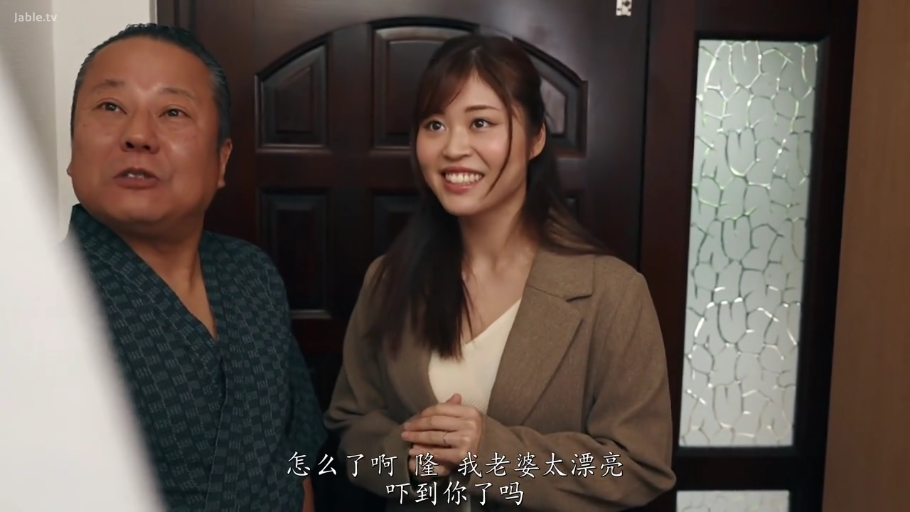 交谈 · 站立 · 微笑 · 半身 · 剧情 · 外套 · 玄关