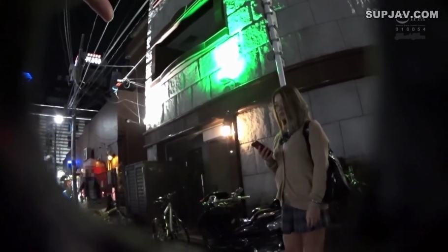 平静 · 卡其色开衫 · 手机 · 偷拍视角 · 深夜街头