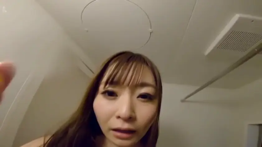 浴室 · 面部特写 · 裸体